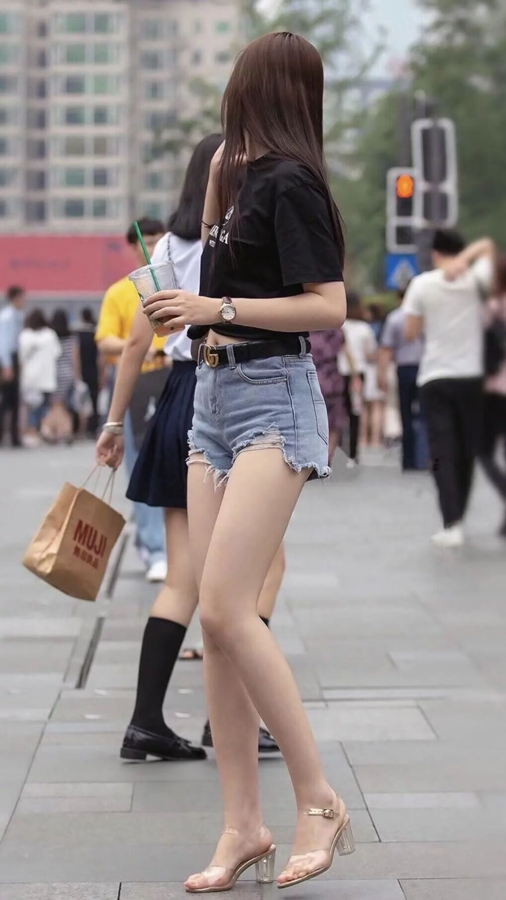 场上气氛火爆：观众席座无虚席，助威声震天！，场上观众是什么意思