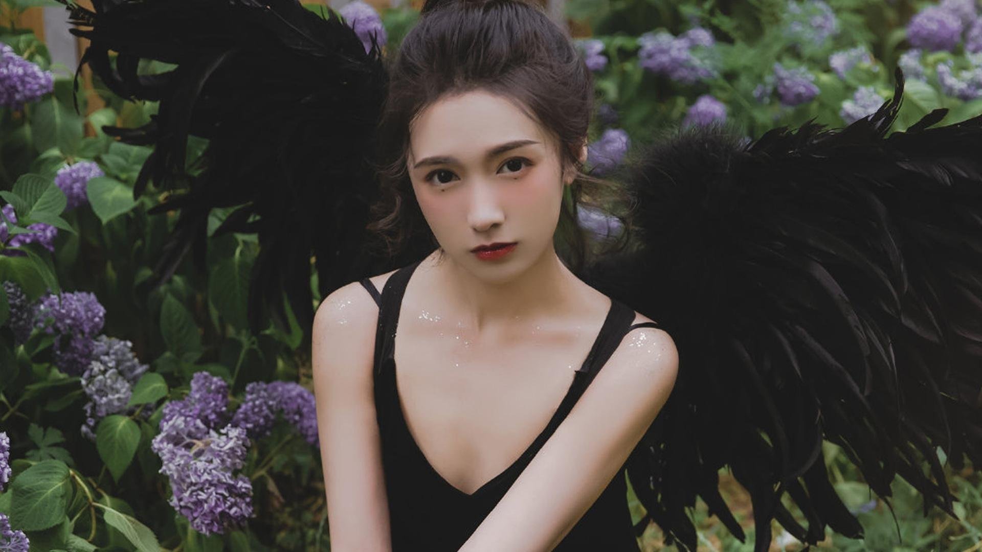 球员在比赛中展现高超技艺，带领球队获胜，球员在赛场上挥洒的青春的汗水